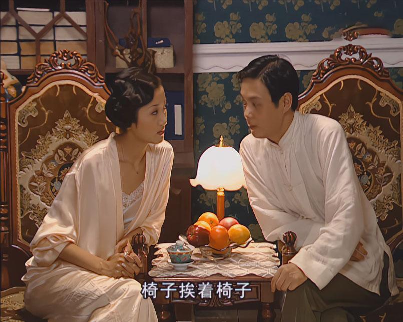 比起大少爷，三少爷好多了。

大少爷经常夜不归宿，跟大少奶奶在一起时，两个人也经