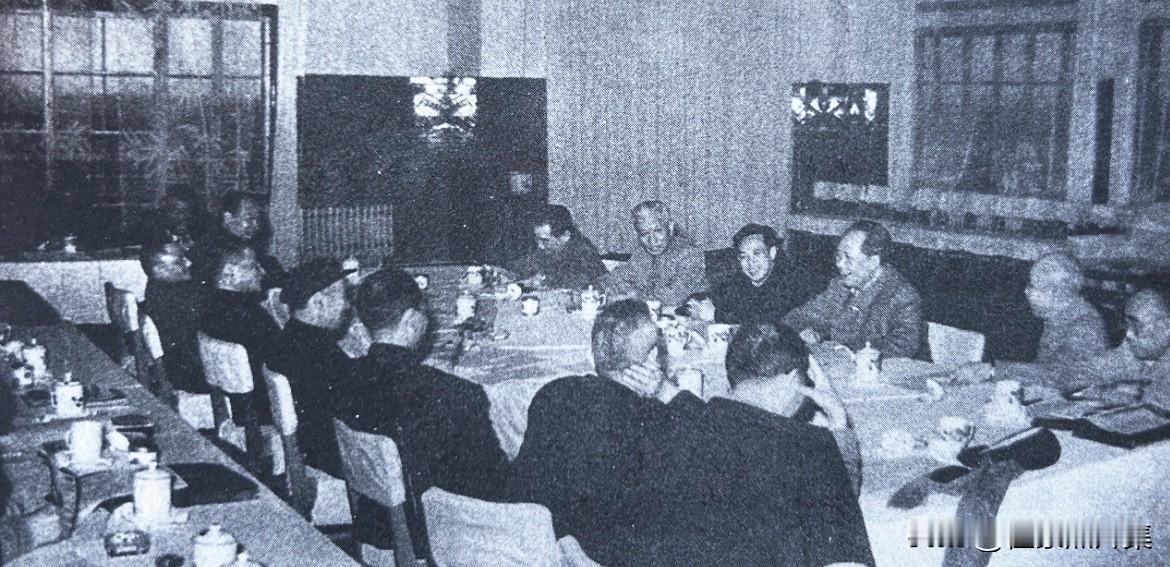 1961年3月，毛主席主持广州会议，讨论《农村人民公社工作条例》和《中共中央关于