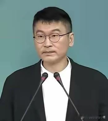 一位湖北的卢大叔，
都这把年纪了，
背着自己做的旗子就闯进了金门县府大门，一边举