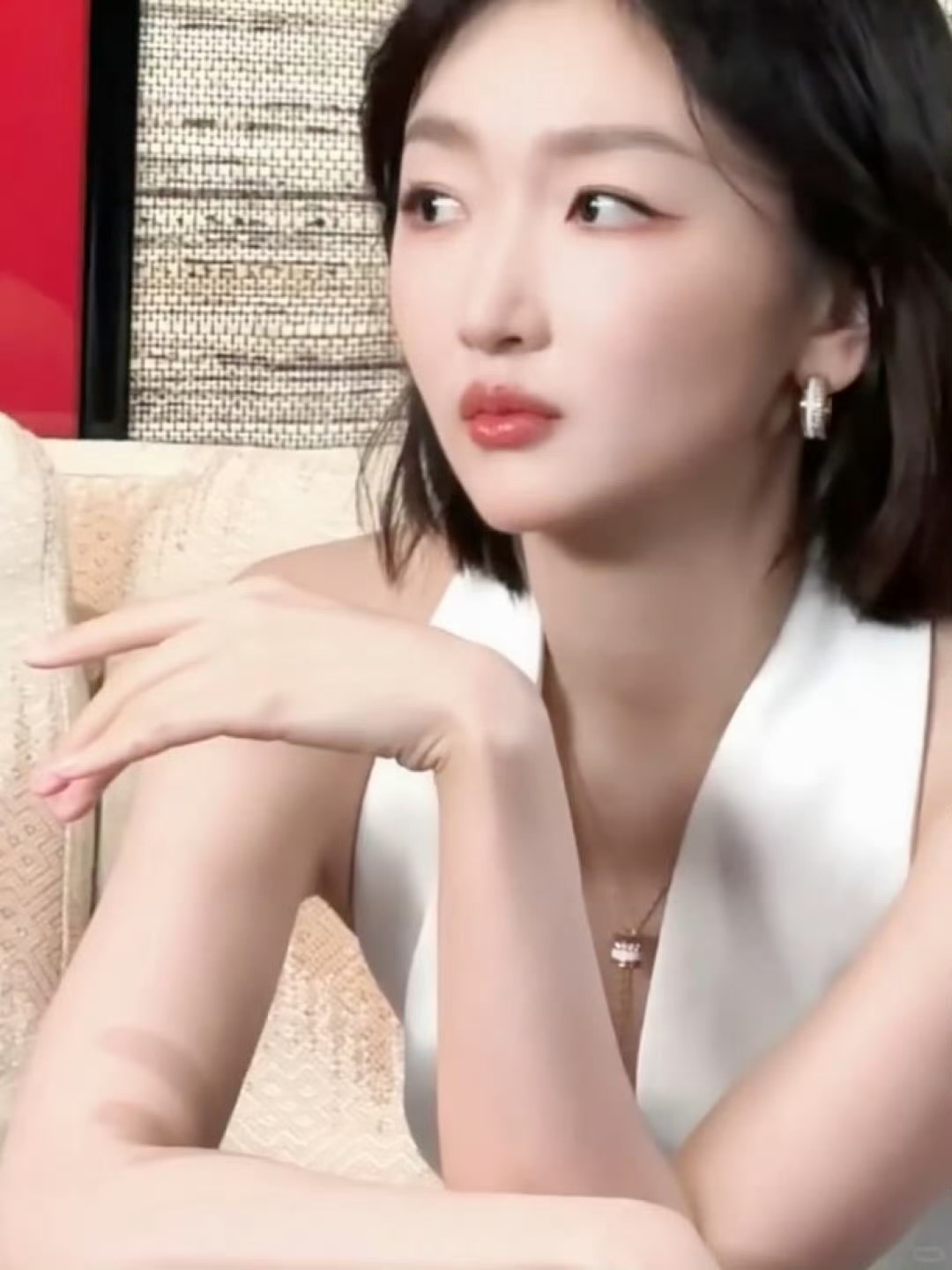 顶光下的周冬雨内娱独一份的气质和长相！谁是小黄鸭颜粉来的