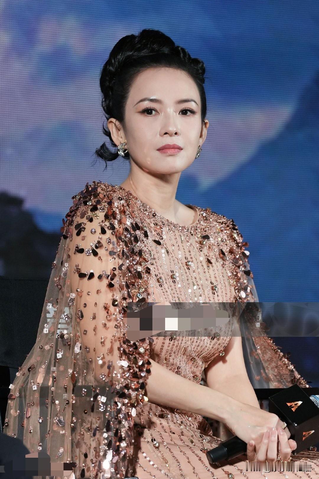 离过婚的女人就是不一样
你看国际章这么厉害的一个女人
自打离婚后每次出来活动
以