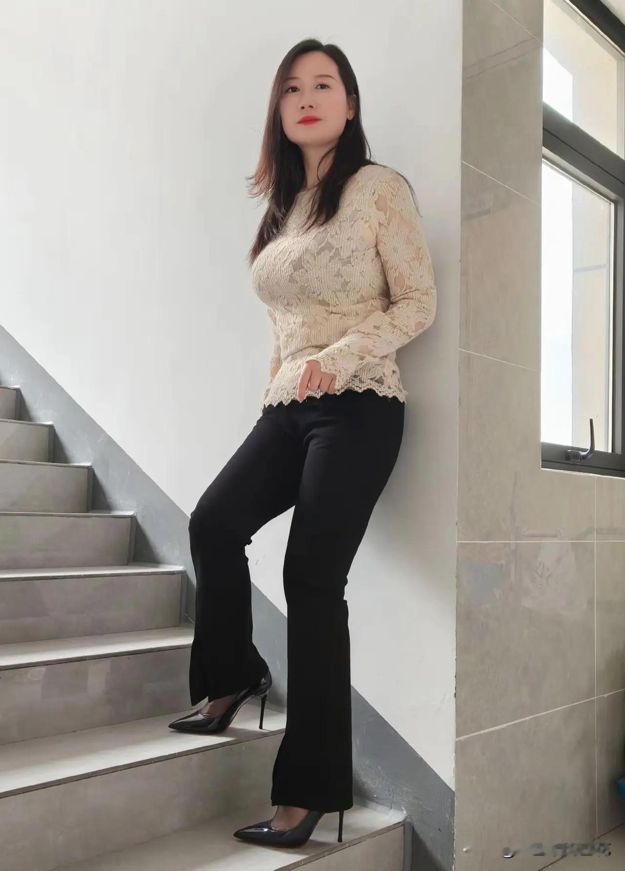 夜静花眠月色柔，诚邀下联