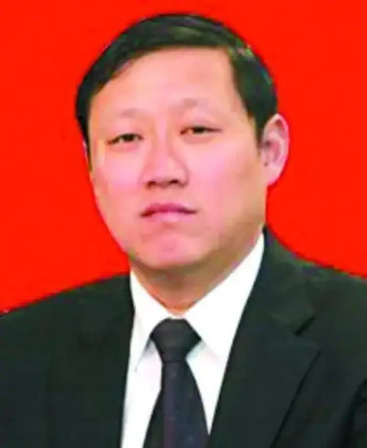 张前东，男，汉族，四川营山县人，生于1966年10月，中共党员，大专文化，198