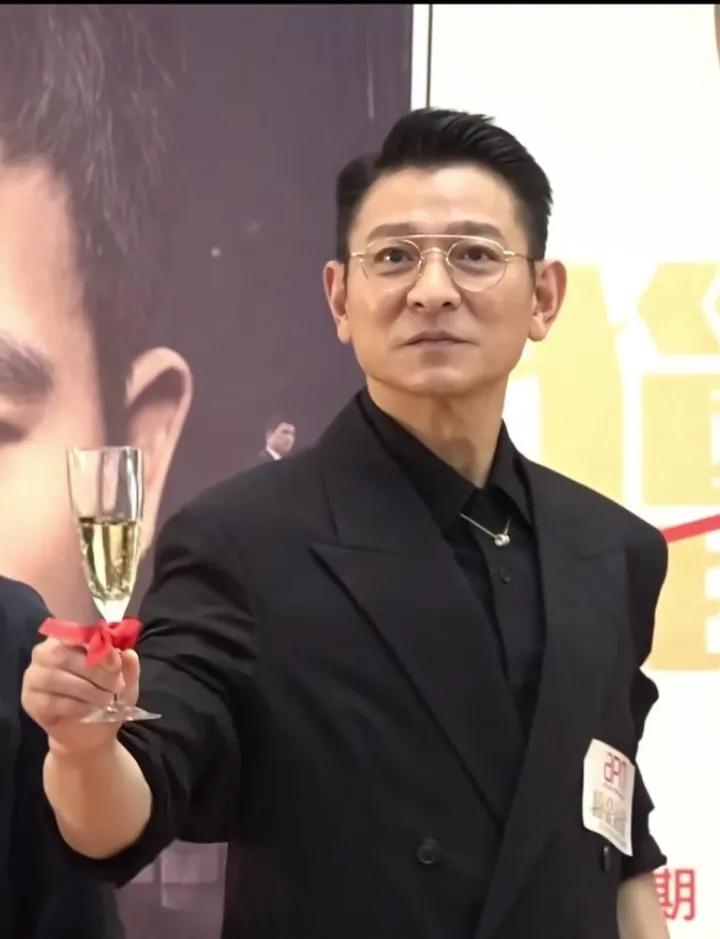 63岁状态超级好，知名男星刘德华在接受媒体采访时回应了“70岁还会在舞台上唱歌吗