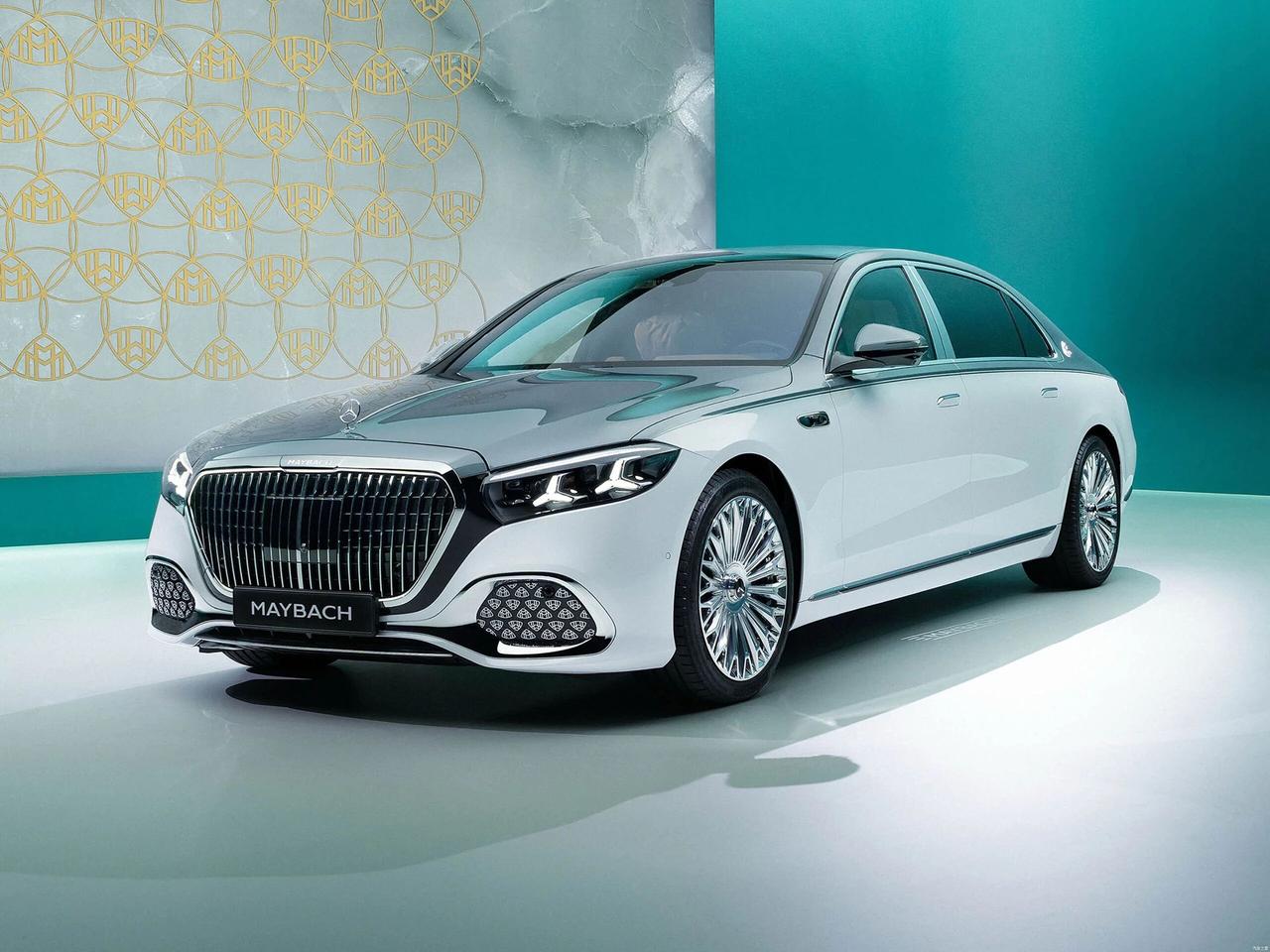 新款迈巴赫S级全球首发。
新车带来了全新前脸设计，更大尺寸的发光格栅、玫瑰金细节