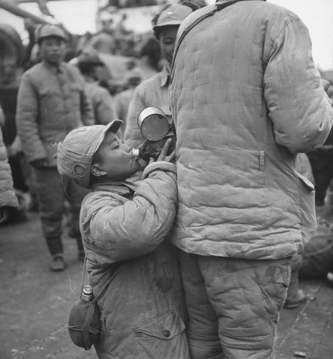 1948年11月，上海。大队国军集结在上海火车站。一个12岁的国军小战...