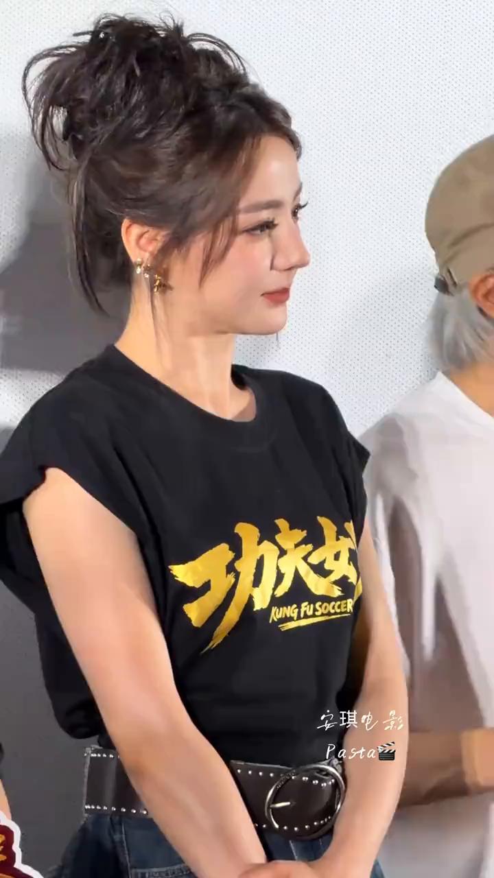 当时我还示范应该怎么这样子抱，不是这样子抱，其实我就这样抱，这样，还有继续。