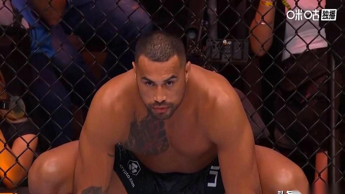 UFC那个叫“怪鸟”的普罗哈兹卡，整场都跟在自家后院散步一样。
双手垂在腰间，下