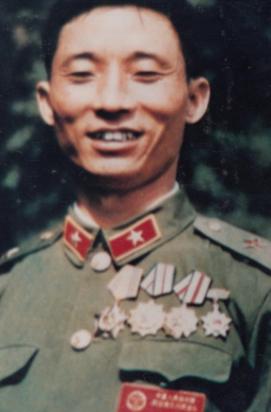 1978年底，26岁的副连长刘保健回家探亲，父母催婚催得急，他硬着头皮相亲，却在