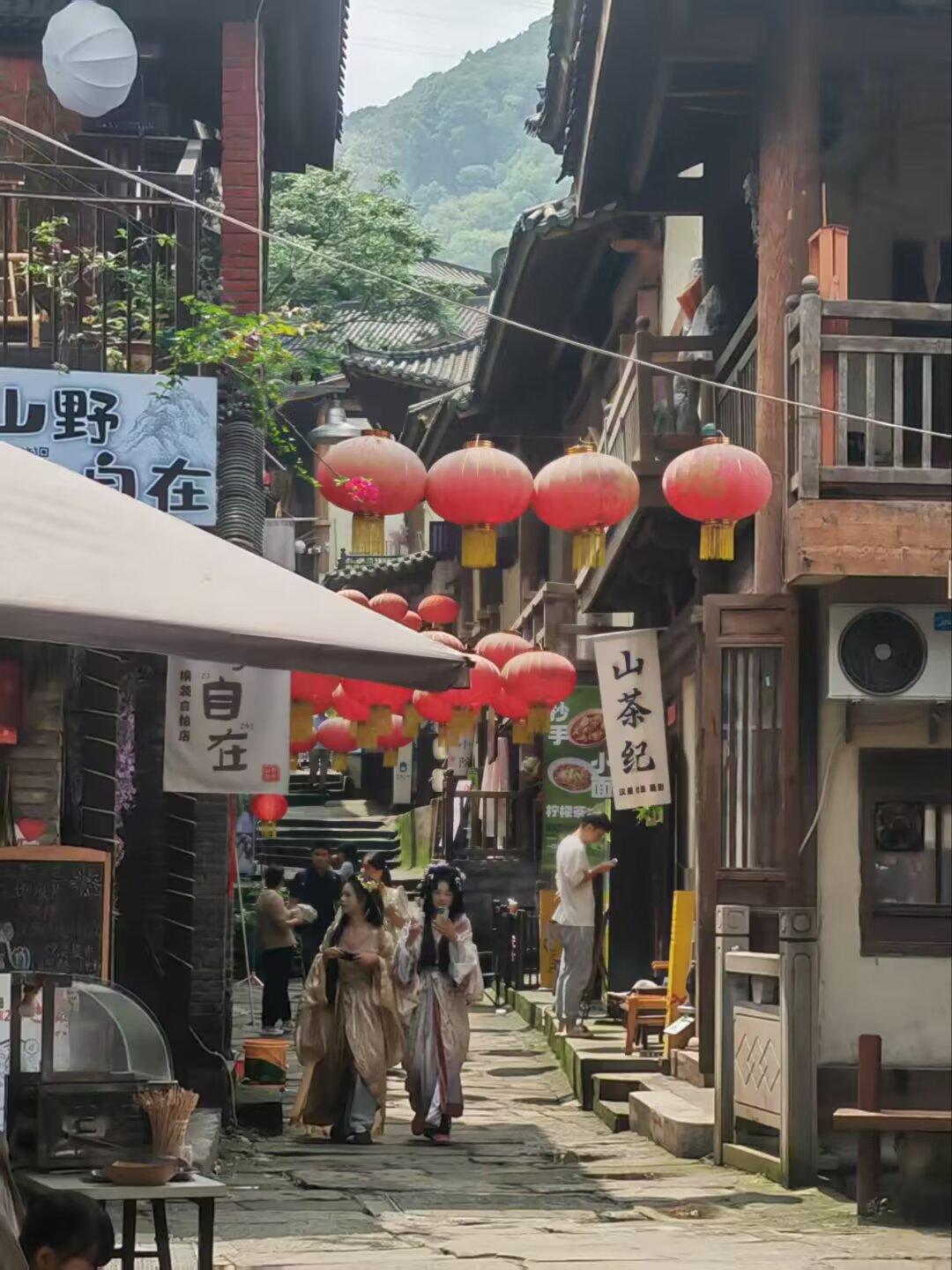 重访重庆山城南岸黄葛垭古街
今天重返到24年前的重庆南岸区黄葛垭古镇拍一组照片供