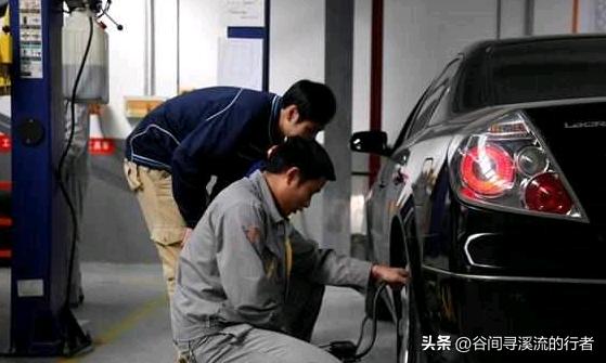 50岁修车师傅的深夜叹息：我们拼命赚钱，却养出了最熟悉的陌生人。
 
前天去修车