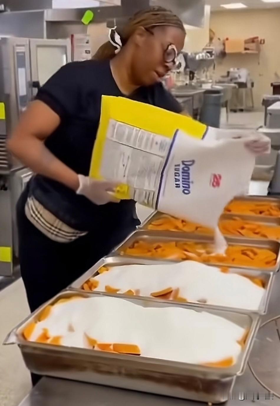 美国人为何那么执着于白糖、糖浆、奶油呢？这个南瓜加入那么多的白糖，这得甜到什么程