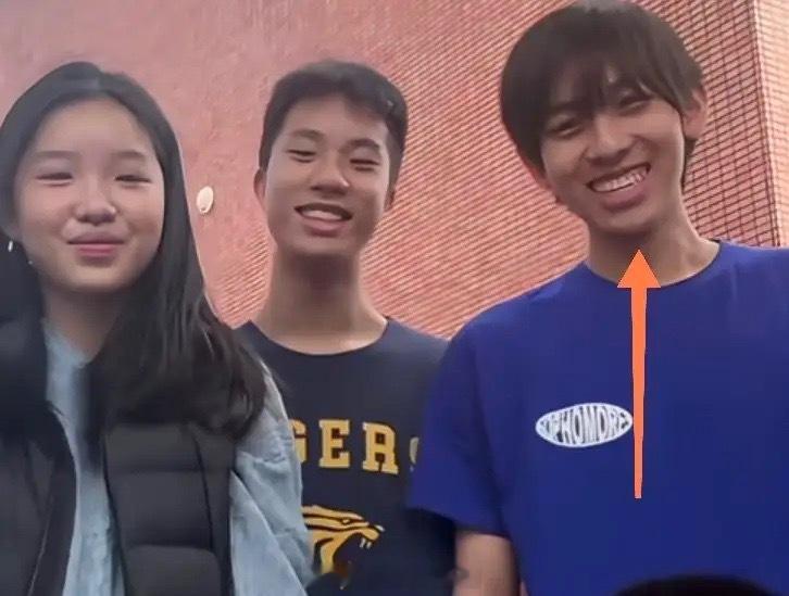 林志颖大儿子在学校和同学一起唱歌拍视频 kimi穿着深蓝色T恤出镜，16岁了还留