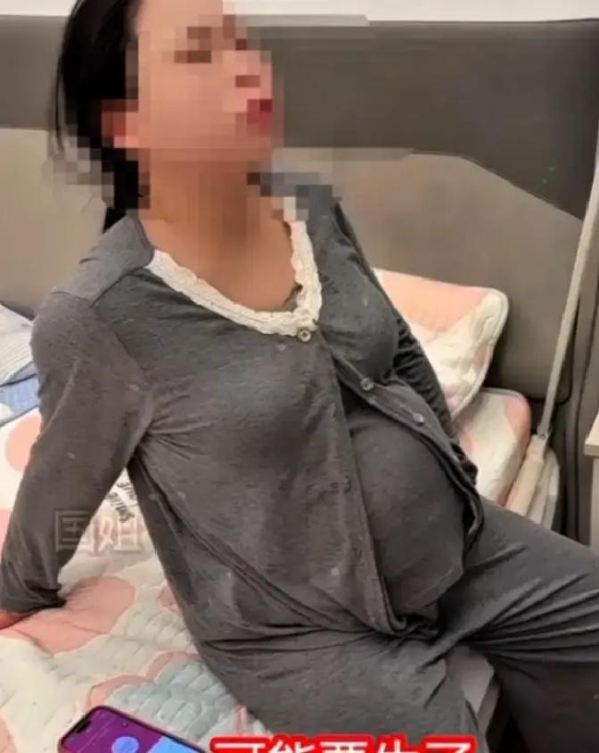 提着两兜子水果和几盒营养品，病房门口的男人努力挤出一个讨好的笑脸

他以为媳妇会