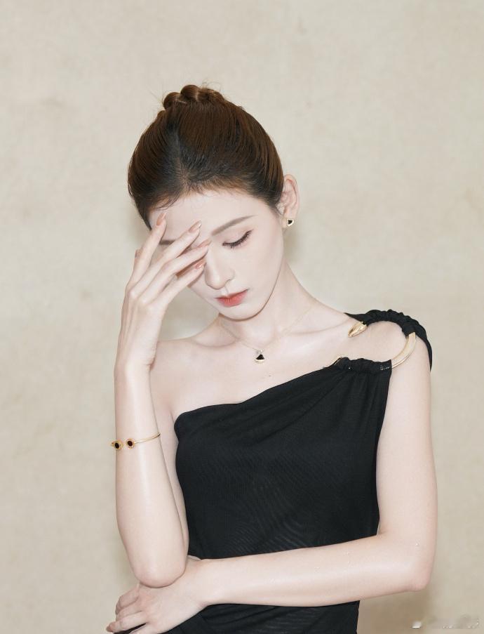 张予曦捧脸自拍 张予曦捧脸自拍📸真的是太美了呀，随手一拍就是大片！  张予曦随