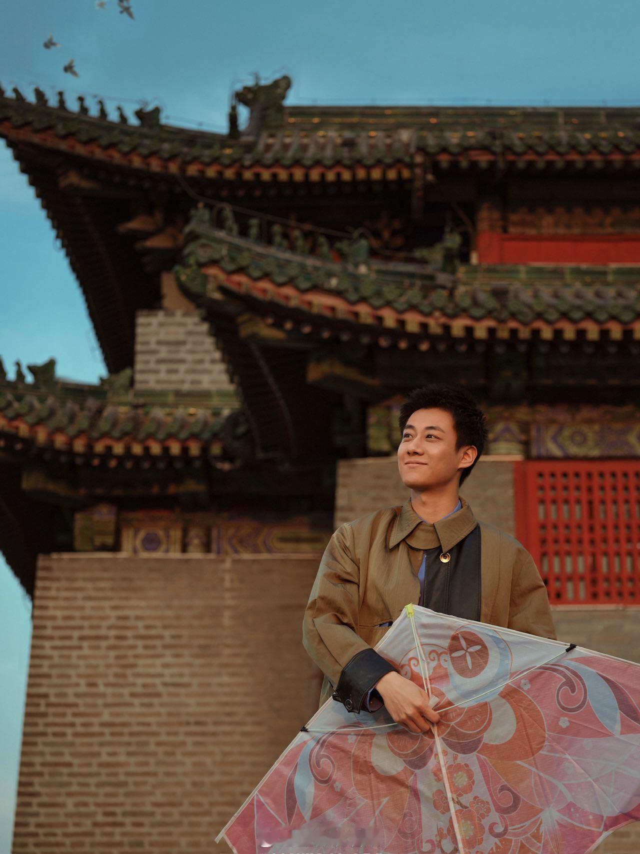 高至霆在北京明城墙上拍杂志 高至霆为《孚世》拍摄的春日感封面大片，在北京明城墙下