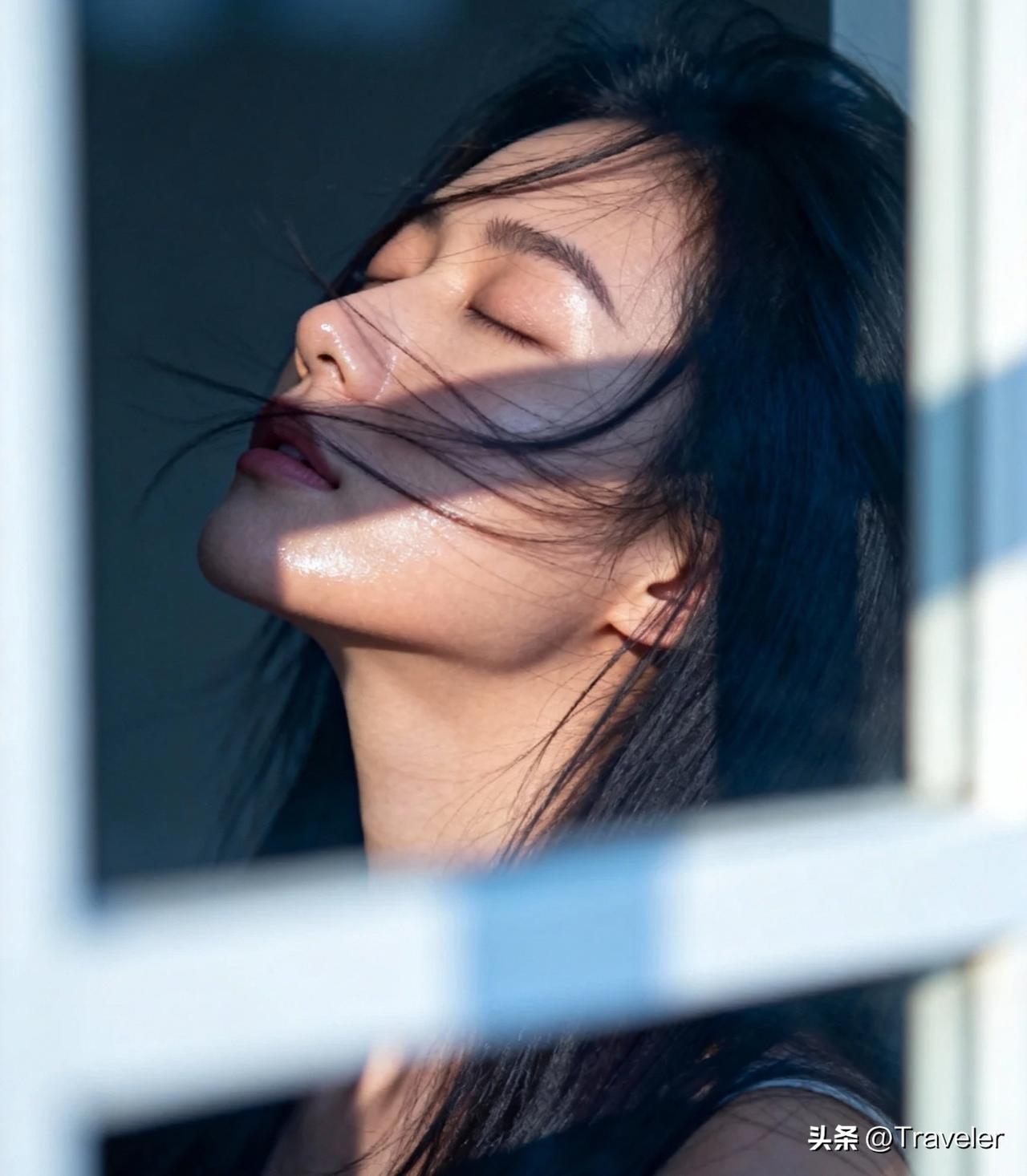 阳光洒落，微风轻拂，闭眼享受这宁静的午后时光。