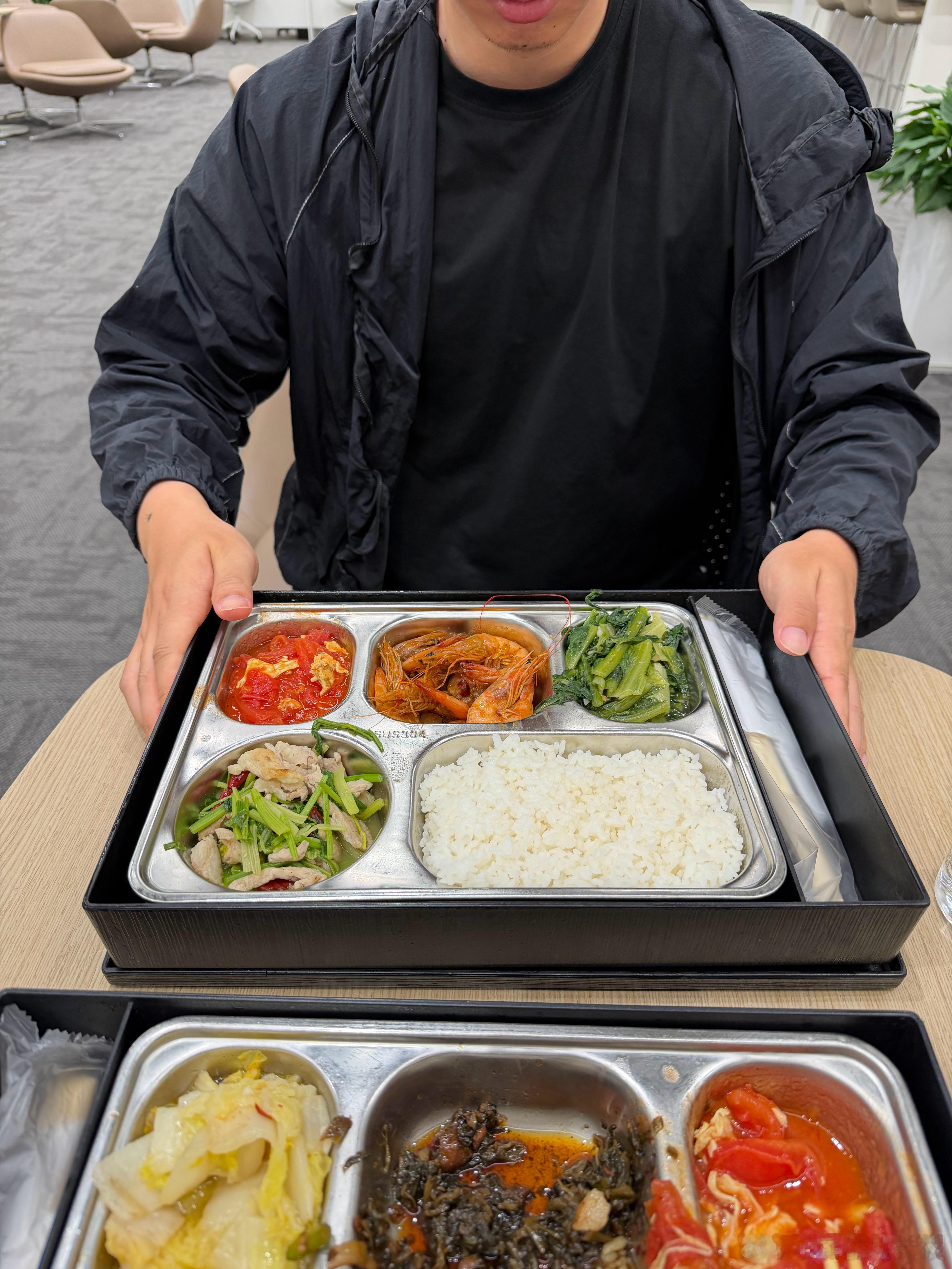 晚上来小米售后过来保养一下车 顺便蹭个晚饭🥣[坏笑]  ​​​
