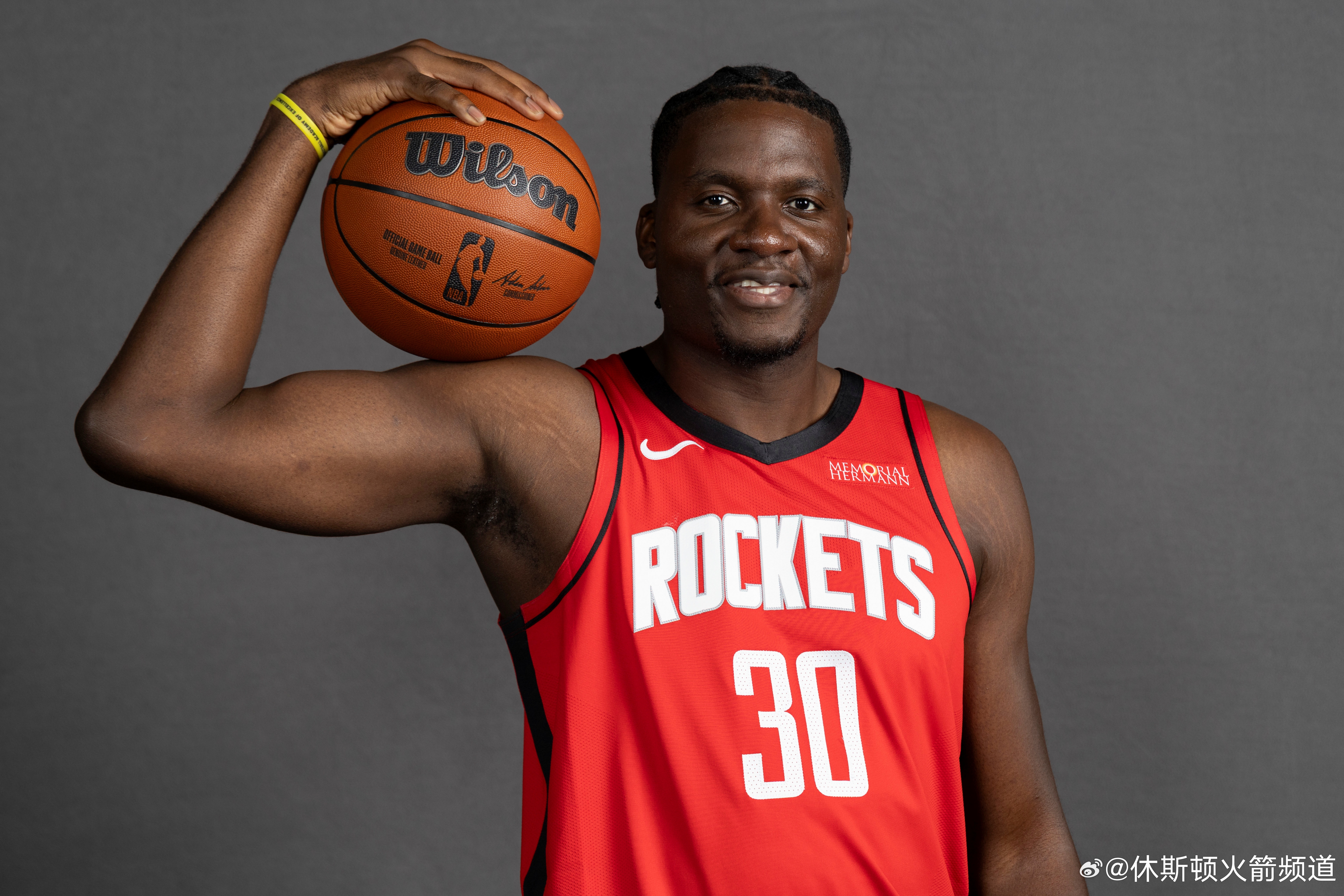 火箭在没有杜兰特￼、亚当斯和伊森的情况下击败了勇士。卡佩拉￼18分钟抢下12个篮