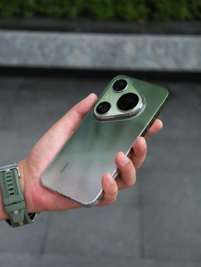 华为Pura90 Pro Max翡翠湖的渐变绿真是令人惊叹，仿佛艺术品一般。 ​
