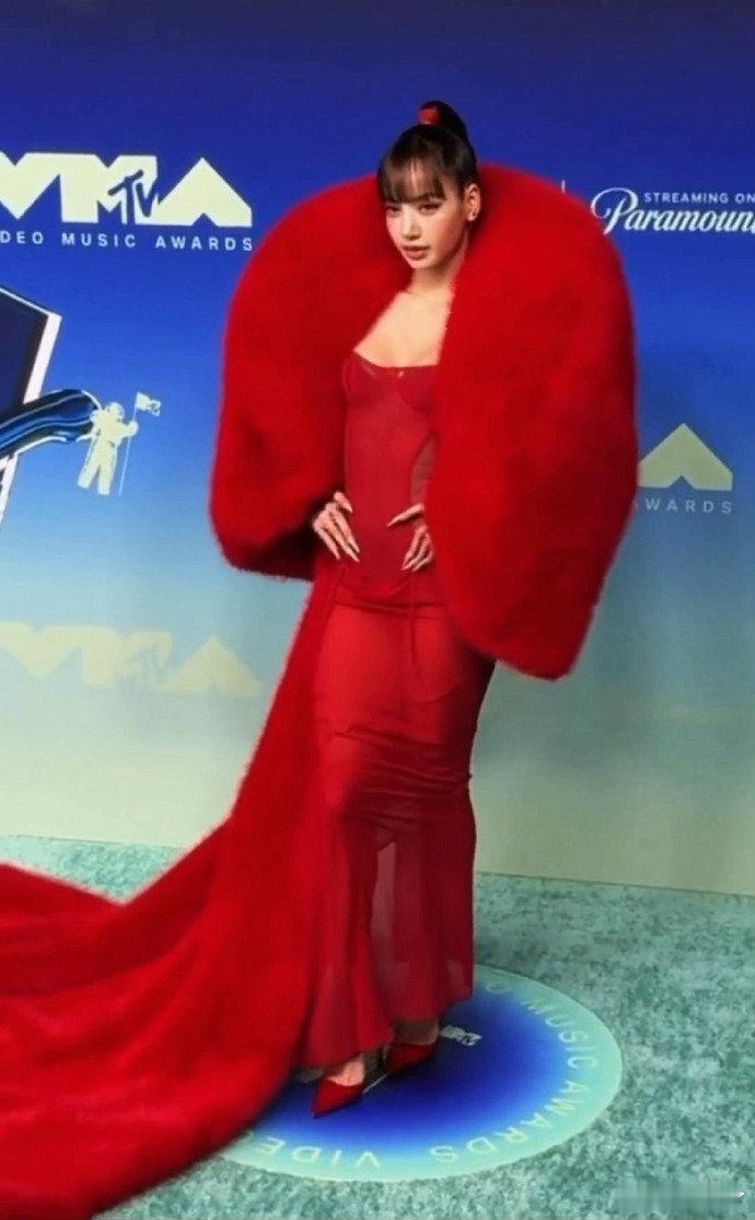 Lisa成为VMA四冠王 Lisa一张专辑三首歌全获VMA大奖，这是真的实力女王