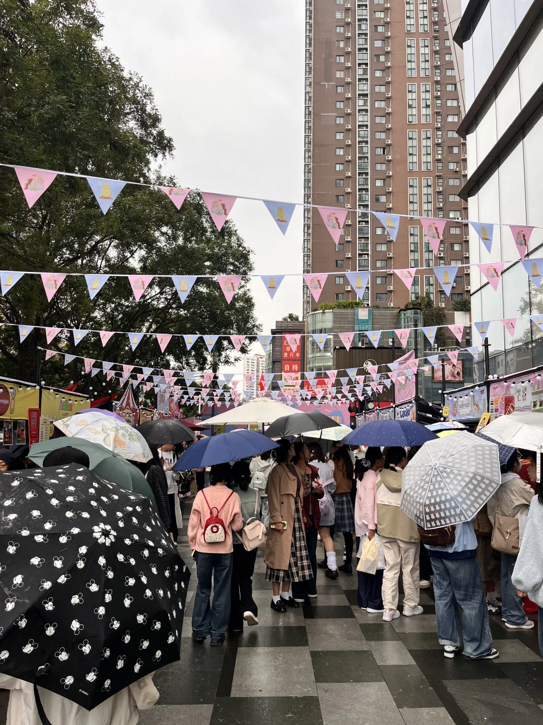 郑州首届甜品节实况！第1️⃣天下雨还挤爆了😰