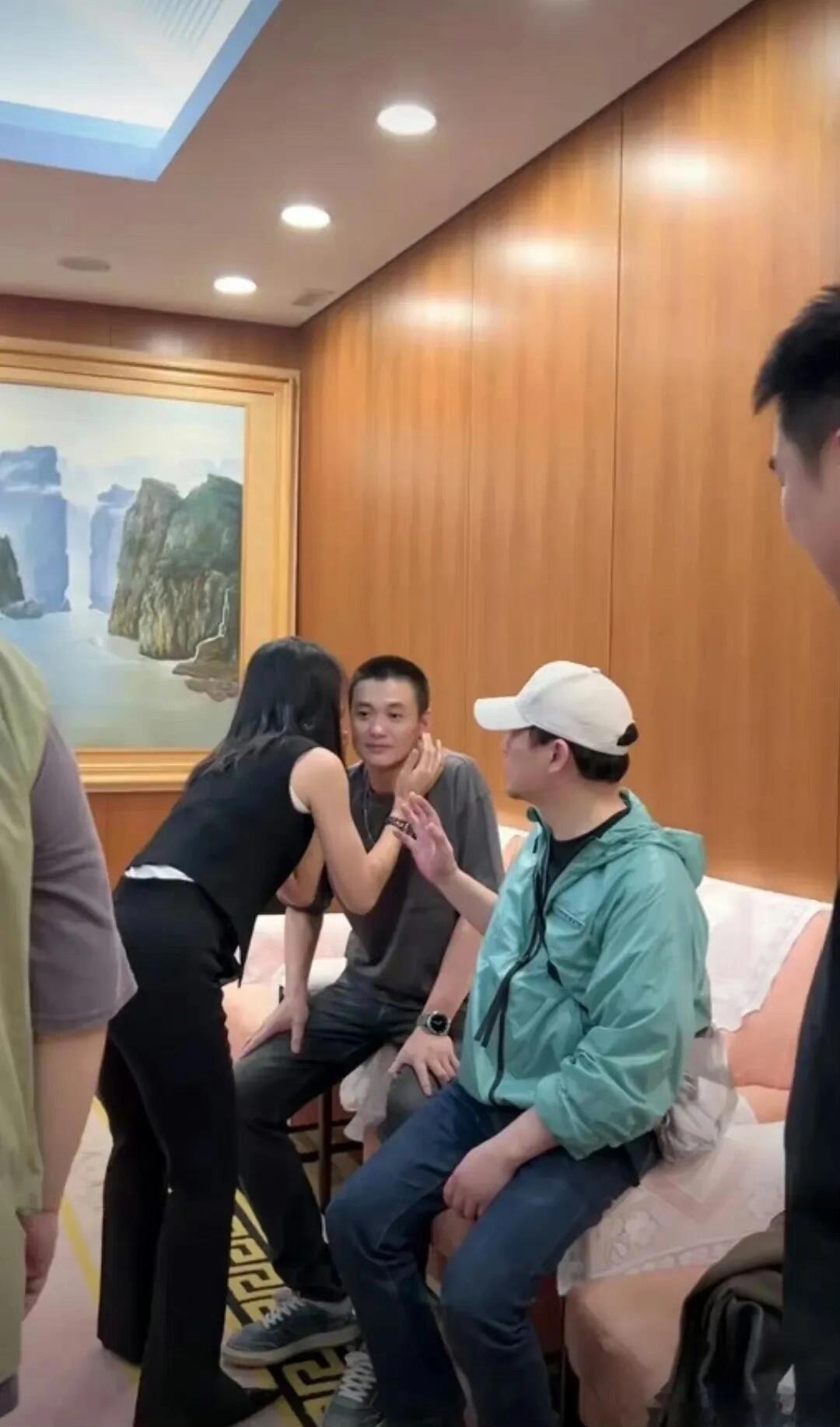 #张颂文被朱丹周一围撒狗粮# 张颂文被周一围朱丹撒狗粮，你们两口子真是够了[允悲