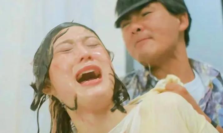1987年，利智在拍摄时，被周润发一脚踹进玻璃渣里，后来在杀青宴上，周润发又悄悄