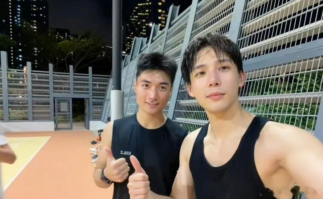王安宇在香港打篮球篮球boy上线！素颜湿发、黑色老头衫的安宇太帅啦！爱看多发！王