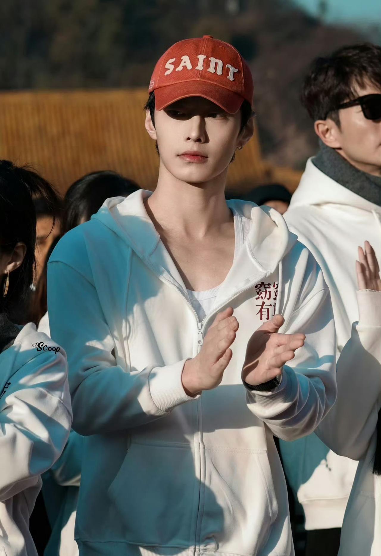 何与、包上恩、赵一博《窈窕有期》开机路透图。
        《窈窈有期》改编自