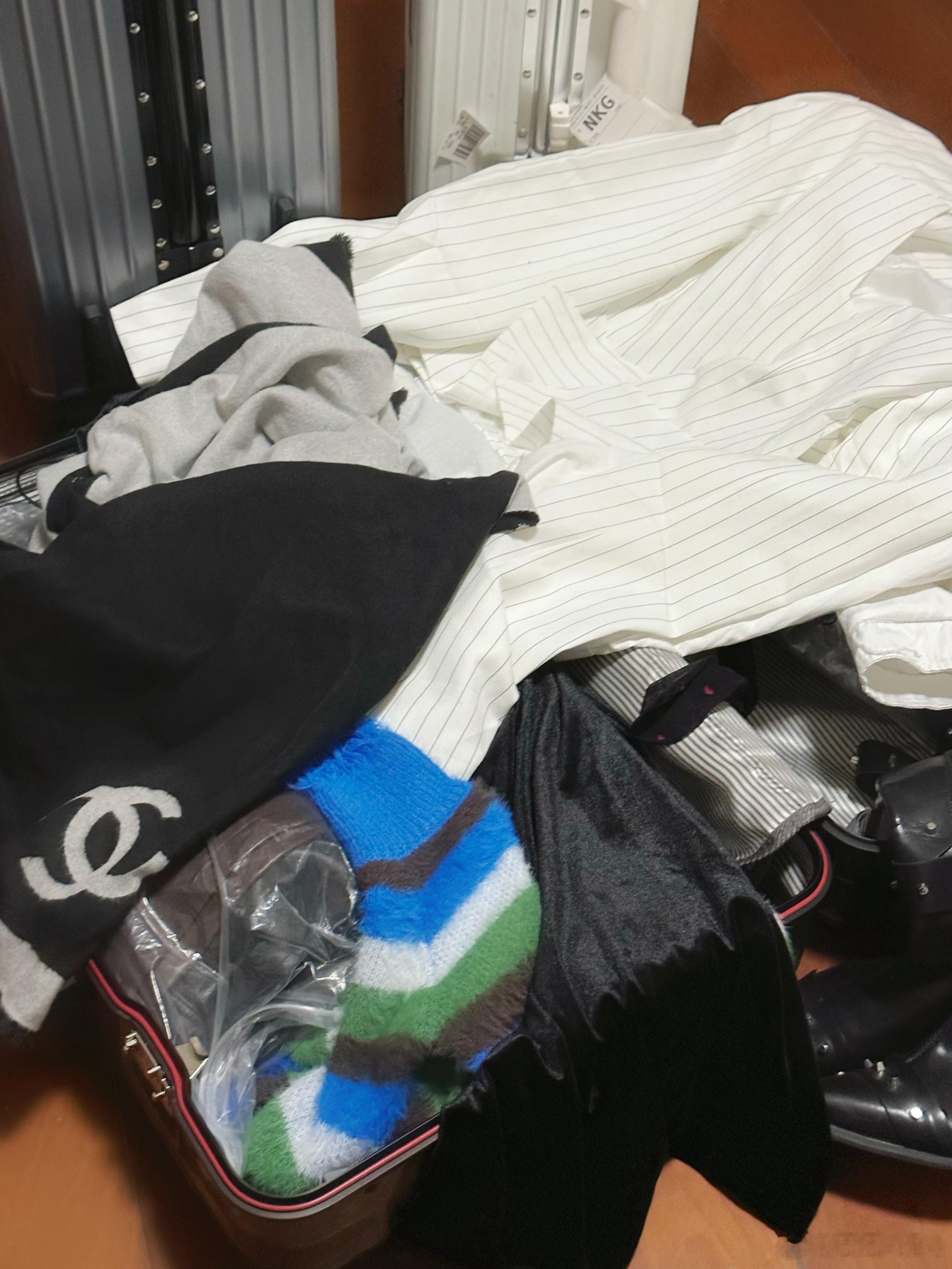 决定要出去玩只需要1秒，订机酒5分钟，收搭配衣服要___？要我老命[淡淡的]人生