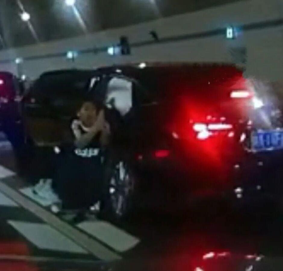 《10岁男孩为救母跪地拦车，感动全网！》网页链接