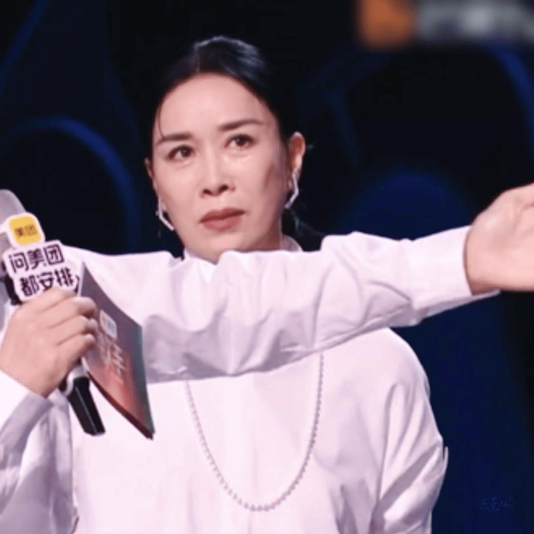 何炅你就这么宠那英吧 那英真实不做作，哭戏名场面接连上演。何炅一边共情一边控场，