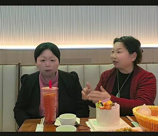 他大娘和宽大爷今日特意选在饭店，为女儿郭蓉庆祝生日。
 
网传这场家庭饭局消费约