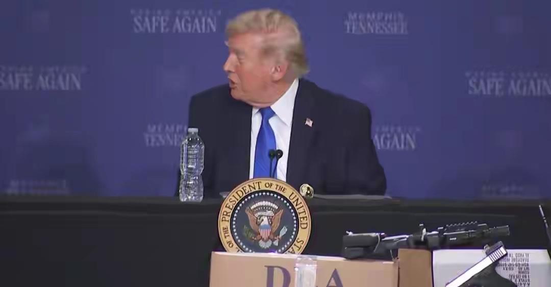 特朗普甩锅给防长，欲从伊战中脱责

3月23日，特朗普与其战争部长赫格塞思一同出