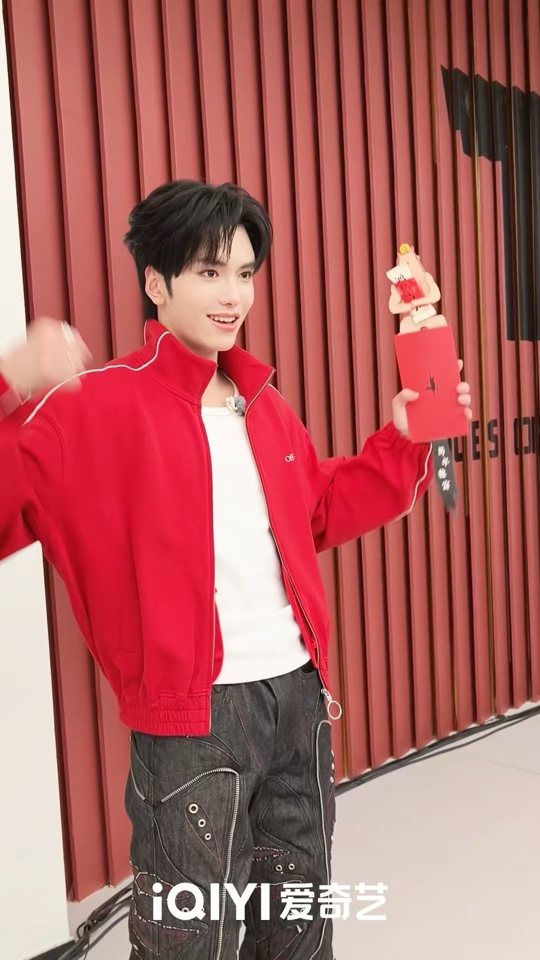 开工红包还是明星亲手递的香 谁羡慕了我不说！《超燃青春的合唱》明星们发开工红包，