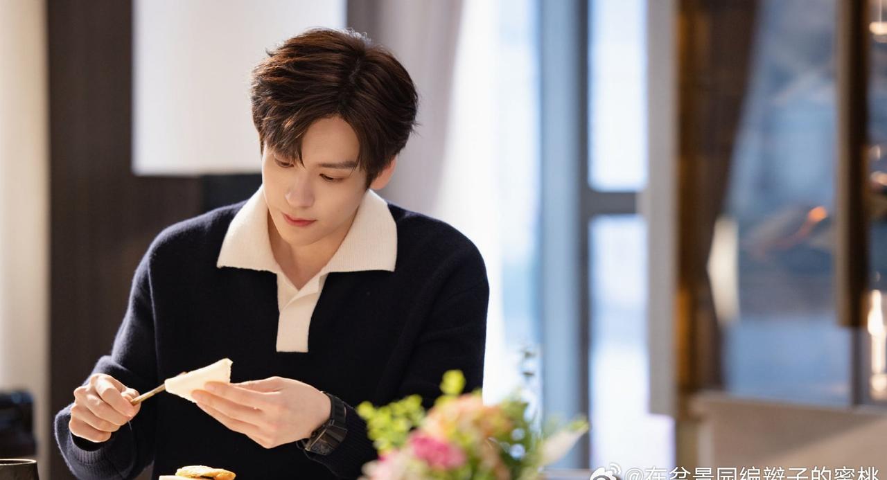 看他穿黑大衣在秋风里，落叶轻落肩头，183的身形撑得恰到好处，韩剧那股劲儿太对了