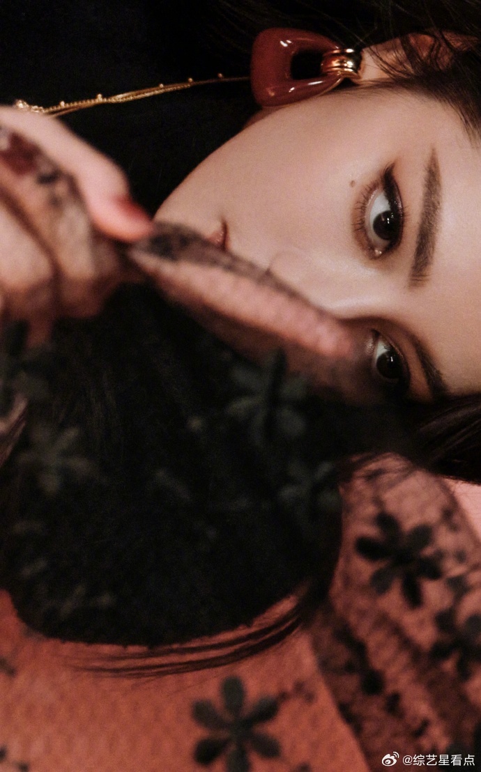 迪丽热巴美得很有鬼感 破妄剑插在裂开的石榴上，血色痕迹蔓延，这组写真完美复刻《白