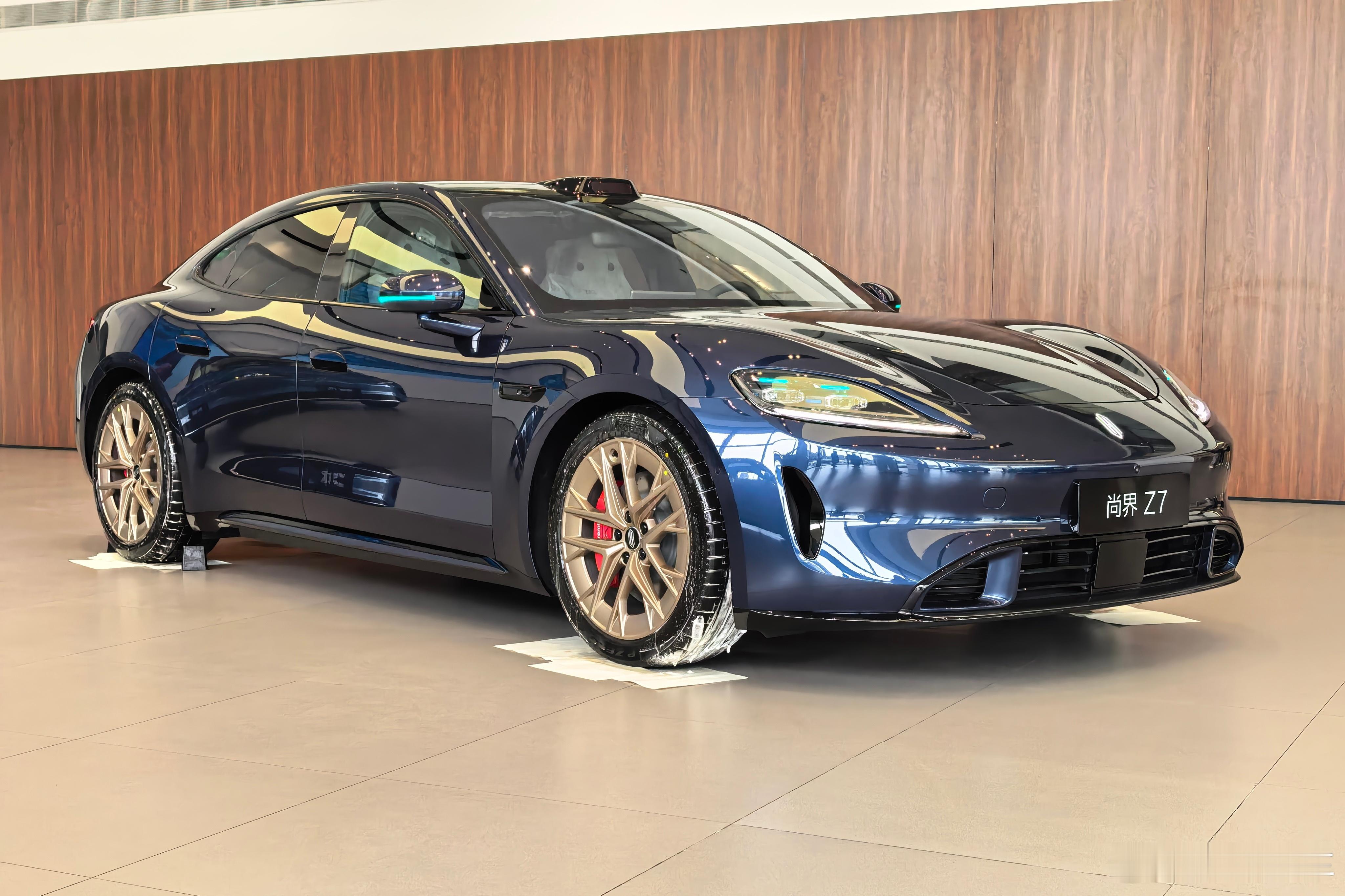 一眼惊艳啊。。。尚界z7杜维埃蓝实车真的太好看了，炫金轮毂也很搭 