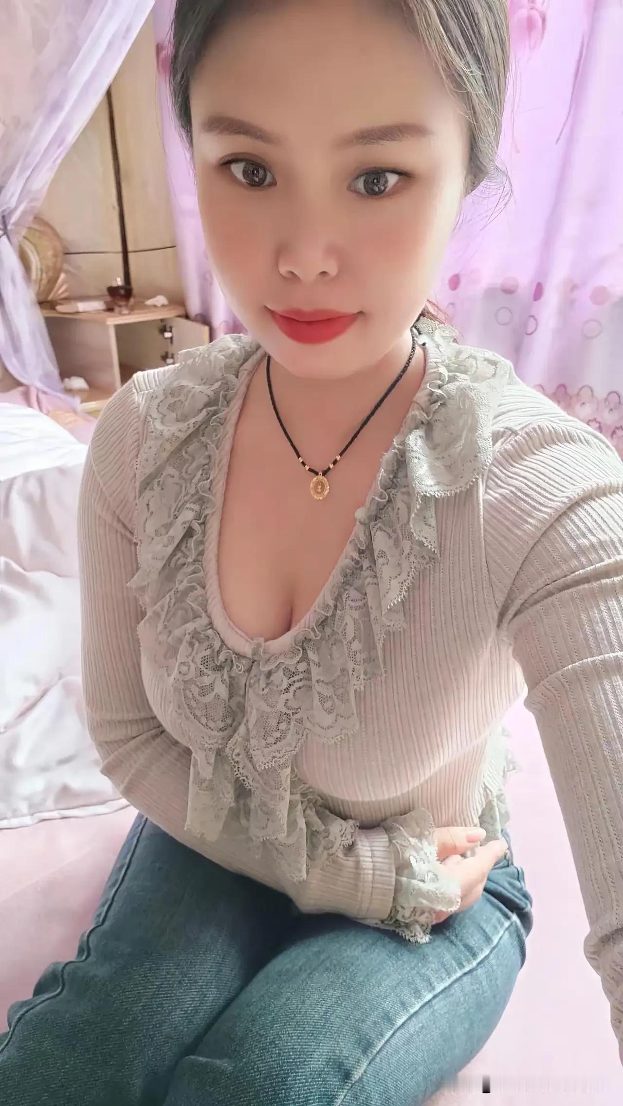 这姑娘穿着蕾丝上衣，挺好看的。