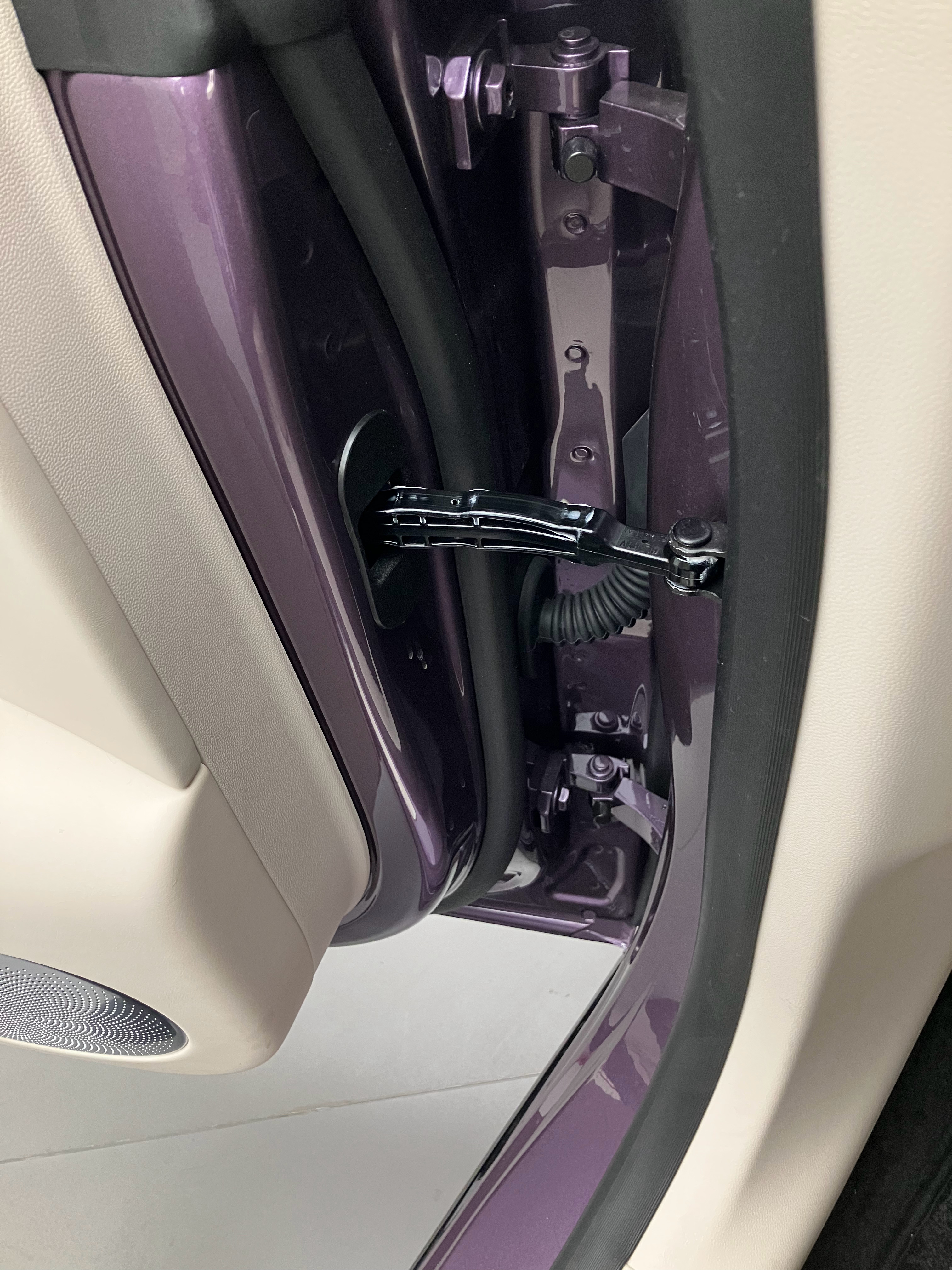 智界技术来自于奇瑞汽车，有雄厚的技术沉淀。细节方面可以看的出来，比如这个车门限位