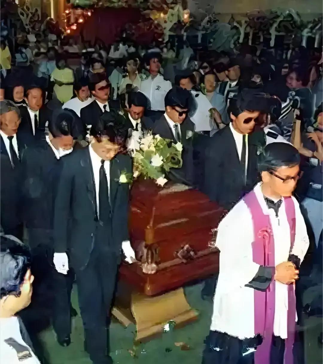 26岁黄蓉真走了
 
那天红磡挤爆，两万人把路堵死。棺木抬出时，刘德华打头，后面