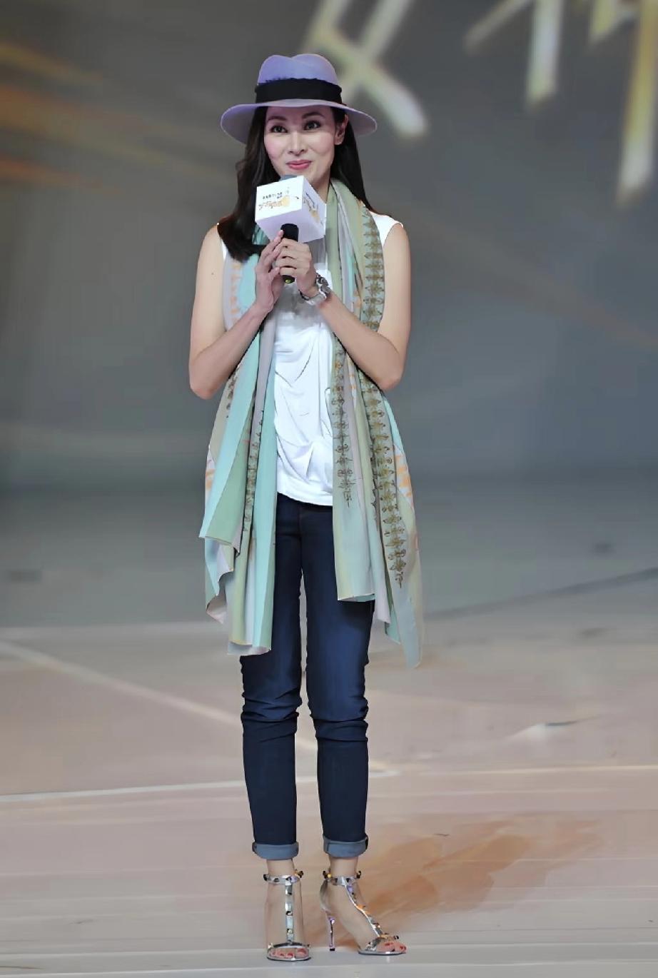 4月20日，李嘉欣新拍摄曝光，明显老了苹果肌那么大，显得表情很僵硬，也许是整容后