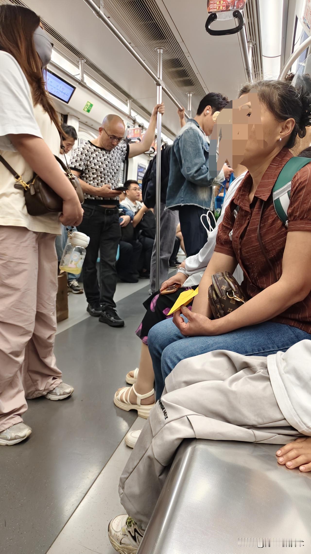 发现一个奇怪的现象：
成都地铁里人很多，但这些空着座位，也没有哪个站着的乘客去坐
