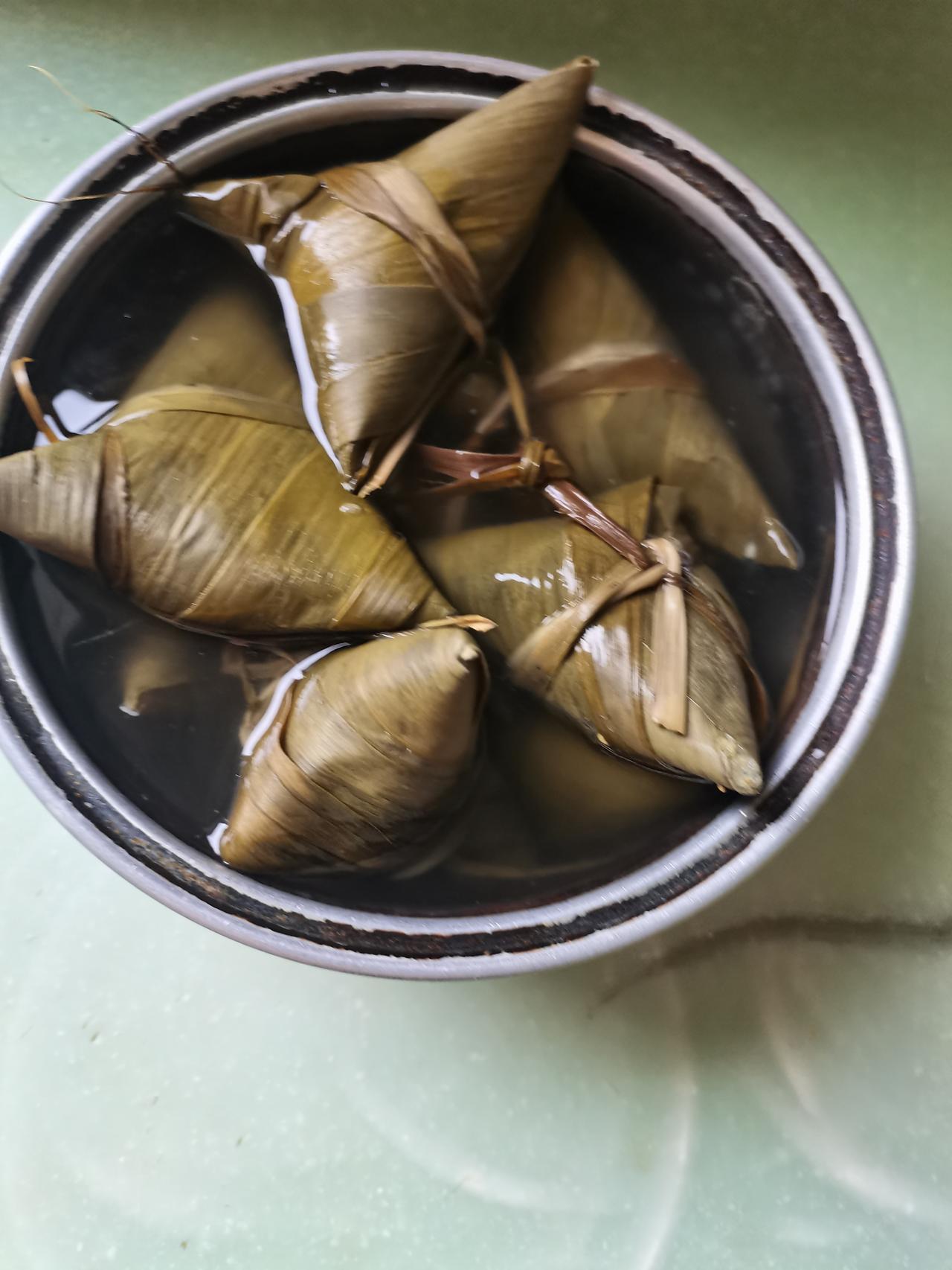 日常生活三顿餐，
一天大米一天面。
包子饺子和发糕，
过节棕子己吃上。
鱼虾肉蛋