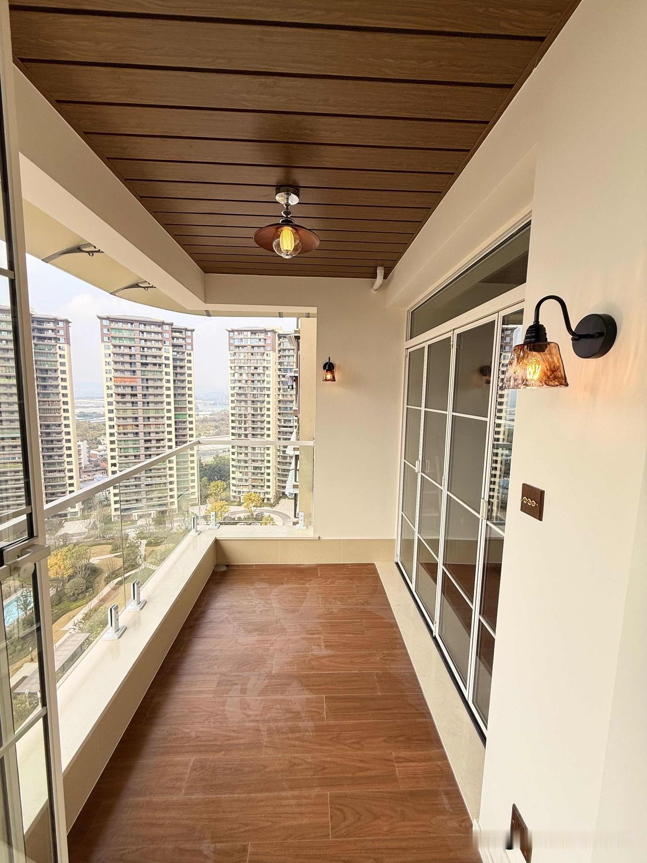 阳台封一半，用法式折叠门隔断，卧室也有了开放阳台，真是好看又实用！每天可以躺在床