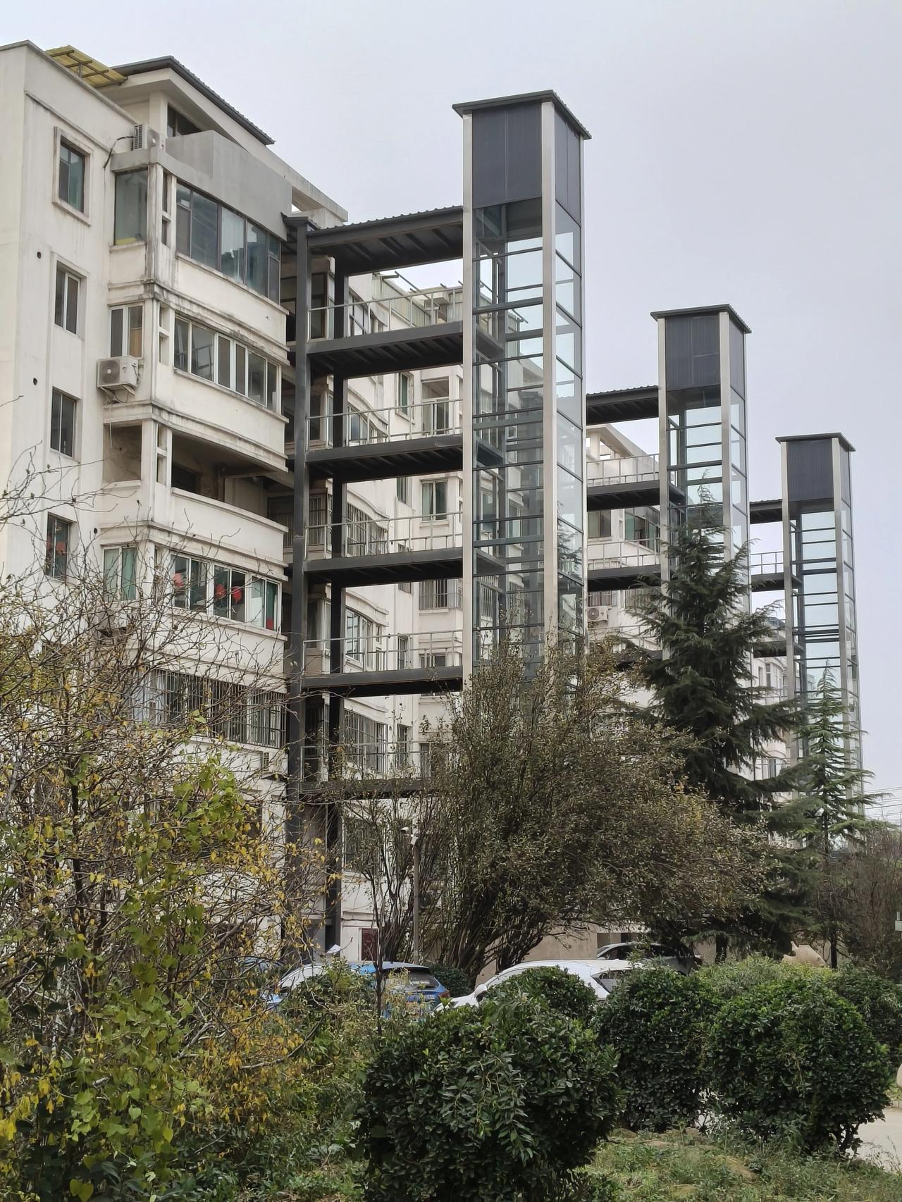 手机随手拍摄影邻居小区步梯楼房加装电梯，拖一年了，还没有弄好，不知道今年春节能否