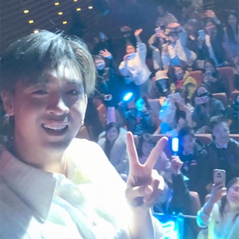 秦霄贤返场拿观众手机录像，出门被粉丝围堵！德云社话剧《卿卿误我》在天津大剧院的新