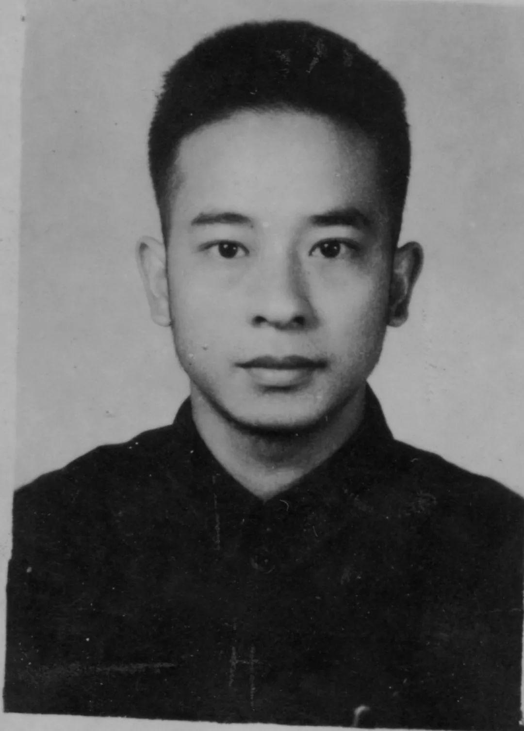 1949 年渣滓洞大屠杀前夕，狱中的罗广斌趁着四下无人，喊住了看管人员杨钦典：“