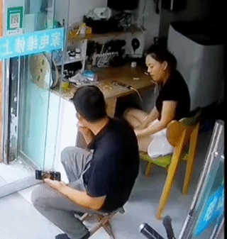夫妻俩闲着无聊坐在一起聊天说话。
女子突然将她的一条腿放在老公身上？
结果最后她